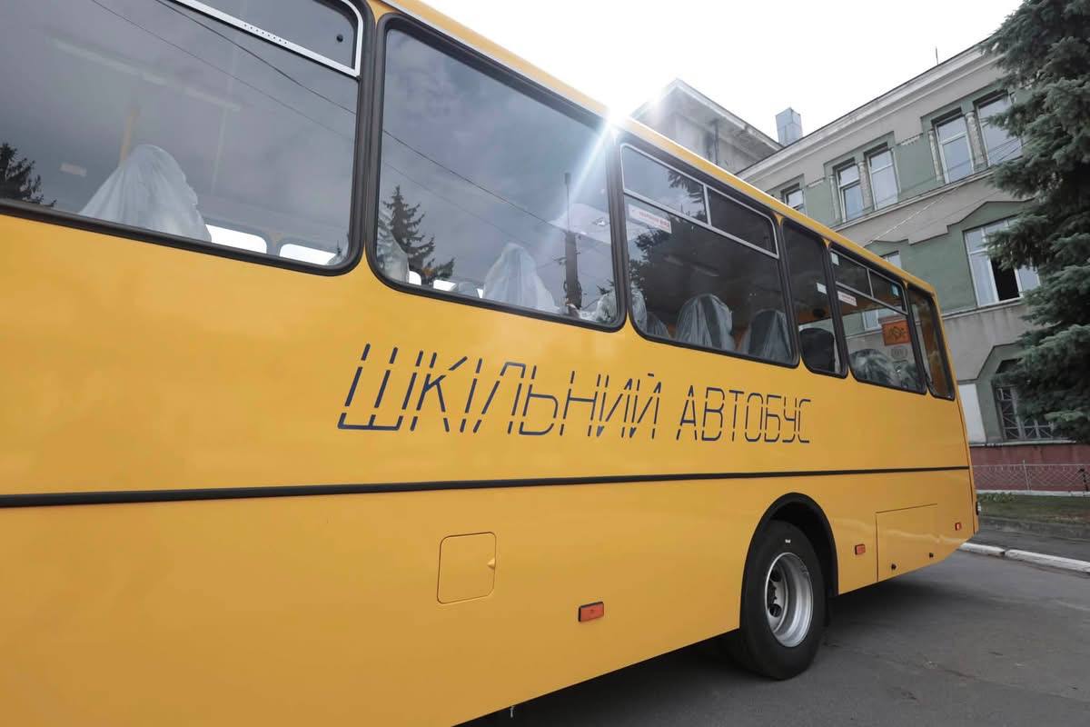 Три інклюзивні шкільні автобуси передали громадам Вінниччини