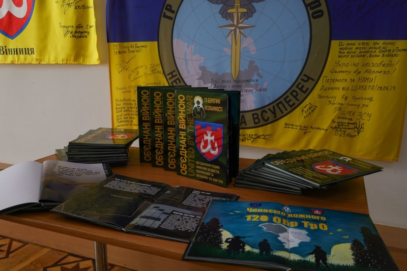 У Вінниці триває фотовиставка про родини військових, які зникли безвісти