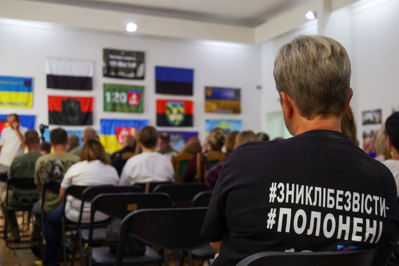 У Вінниці триває фотовиставка про родини військових, які зникли безвісти