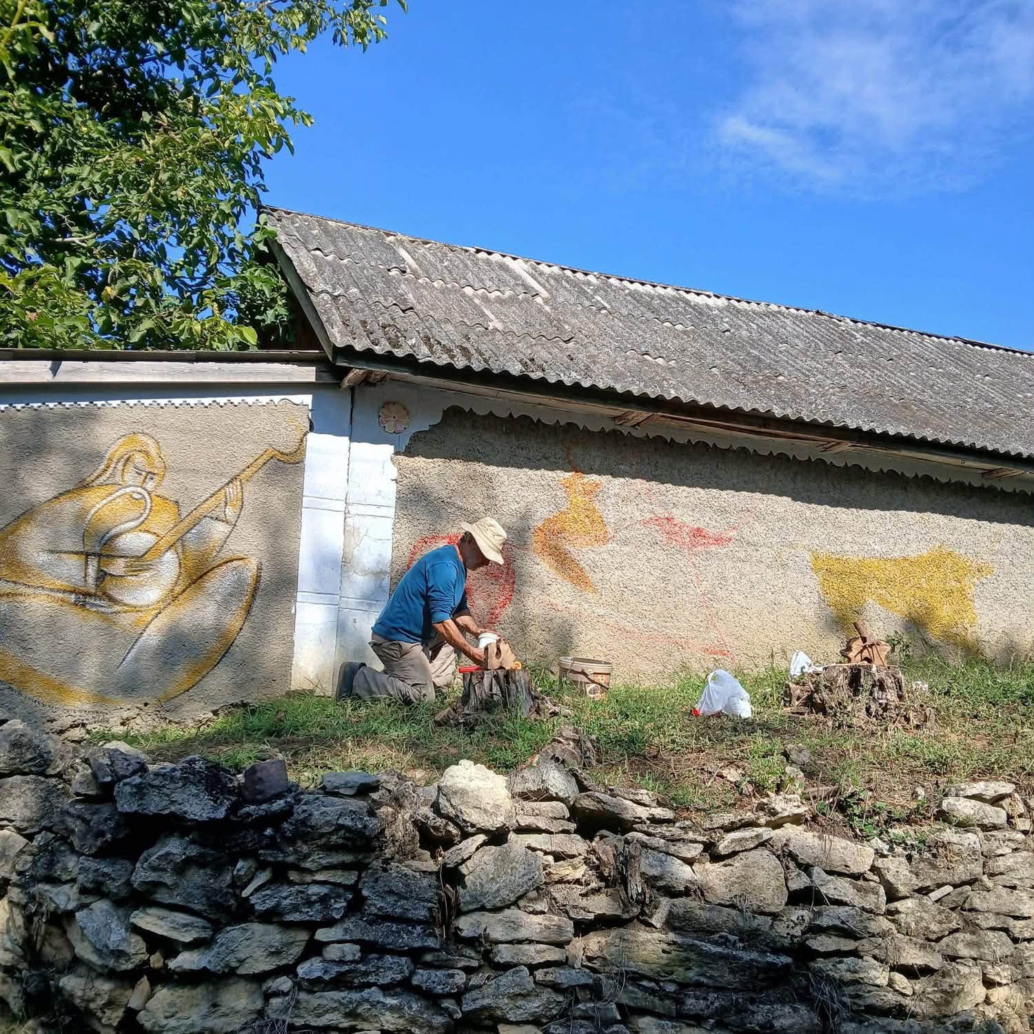 У селі Писарівка на Вінниччині триває мистецький проєкт "Мальована хата 2026"