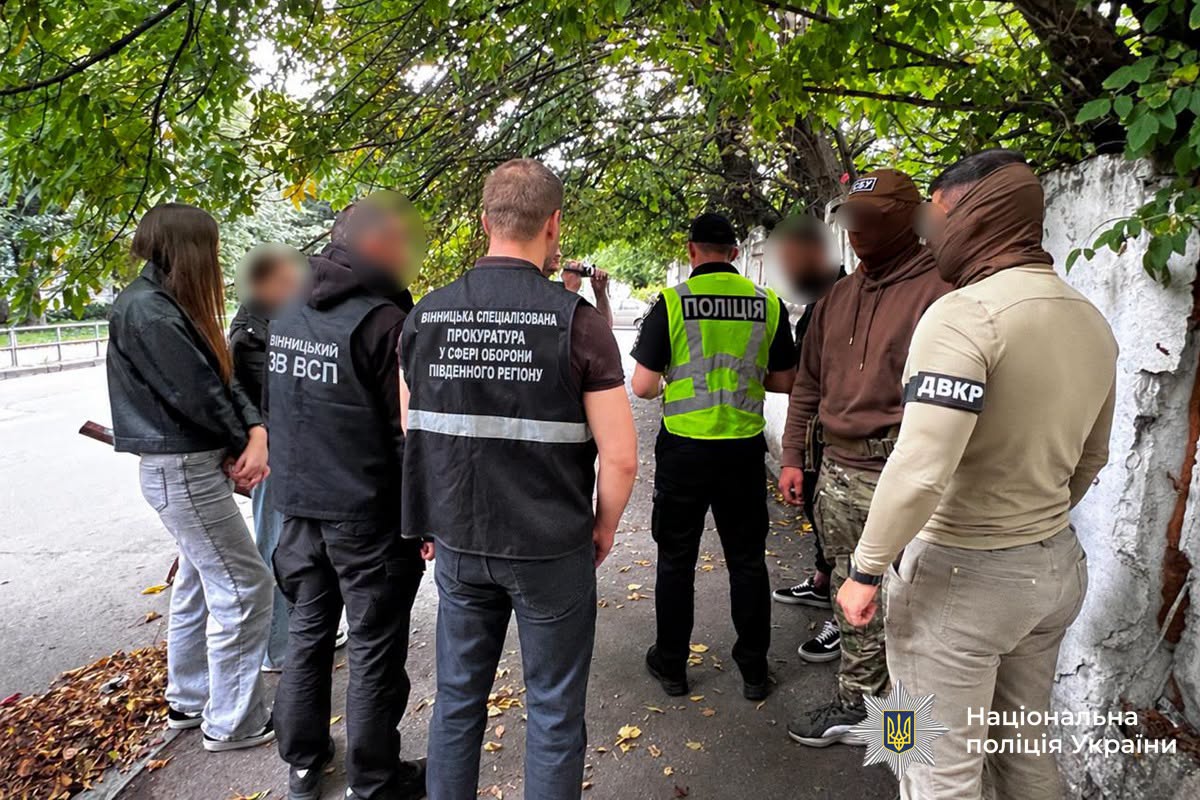 У Вінниці затримали двох людей, які обіцяли матері військового перевести її сина до тилової частини