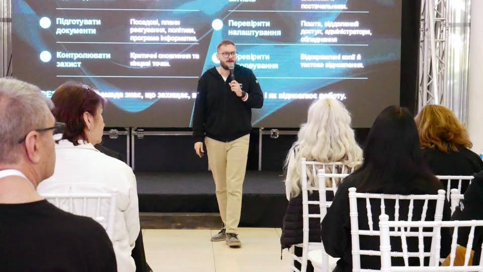 Цифровізація, ШІ та кібербезпека: у Вінниці зібрали представників громад