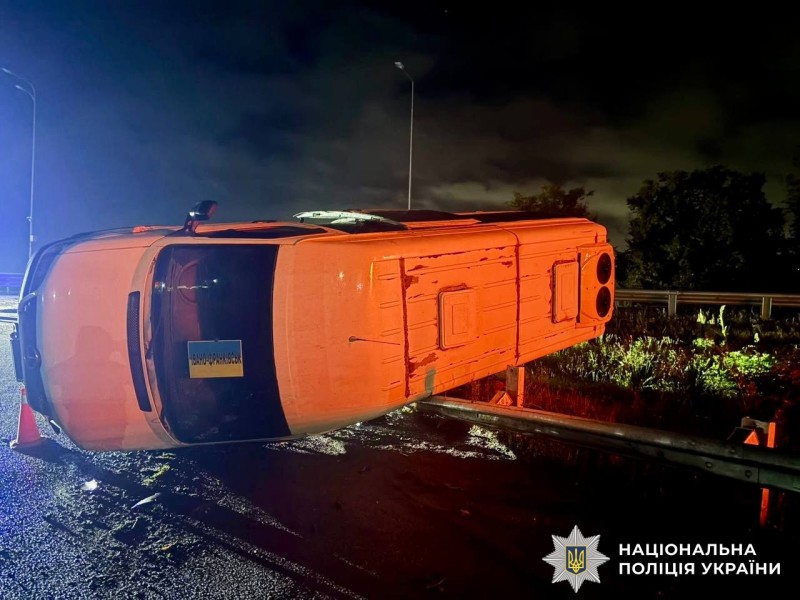 На Вінниччині водій маршрутки не впорався з керуванням та в'їхав у відбійник