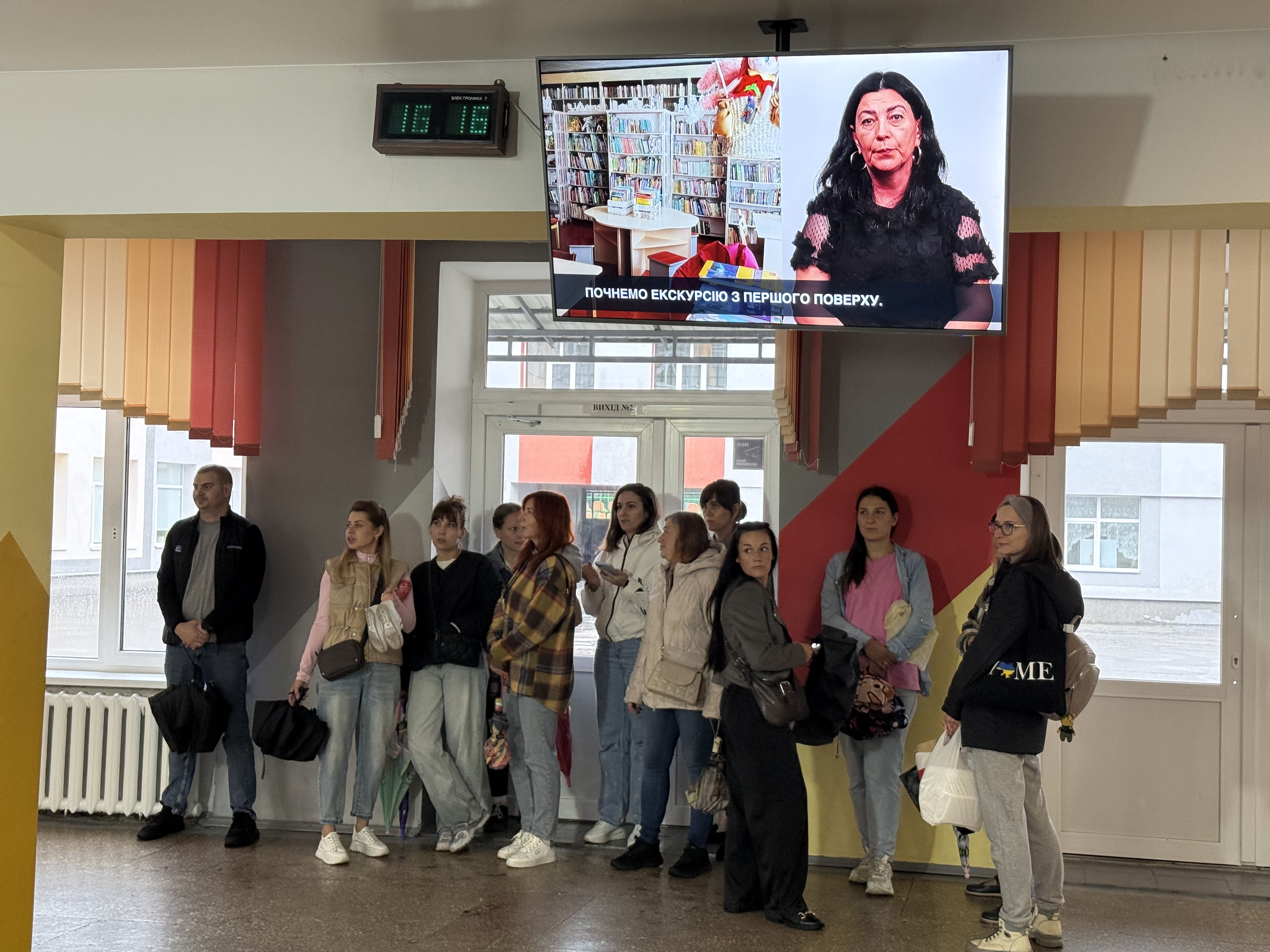 Безбар'єрність. У вінницькому ліцеї №33 запрацював відеогід українською жестовою мовою