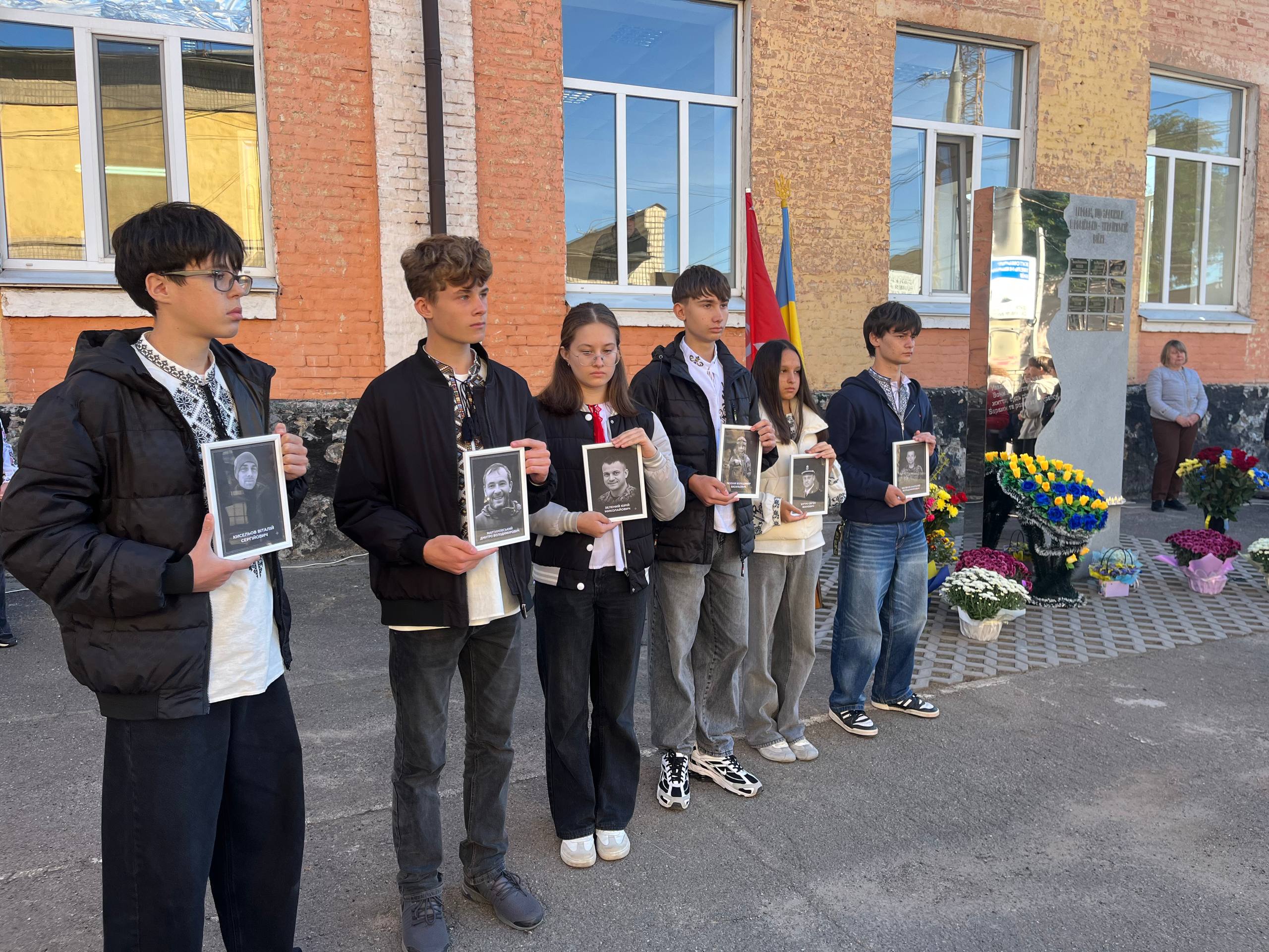 У ліцеї №9 у Вінниці відкрили стелу пам’яті полеглих випускників