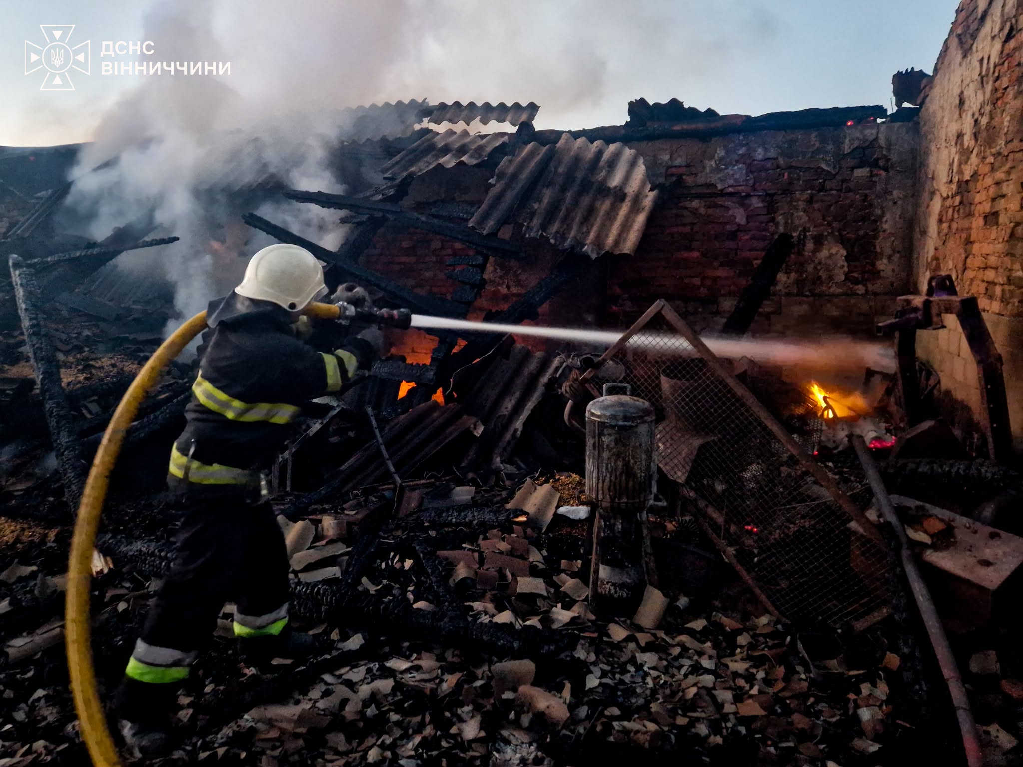 На Вінниччині горів склад з 300 тоннами зерна