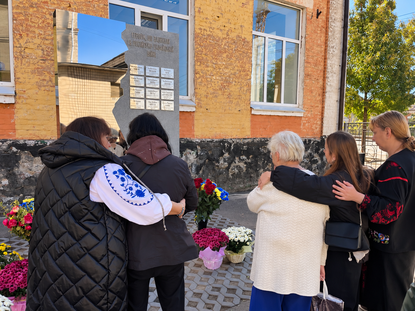 У ліцеї №9 у Вінниці відкрили стелу пам’яті полеглих випускників