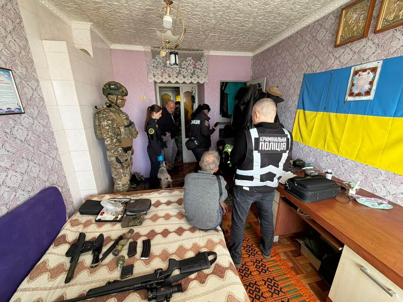Службова собака Белла допомогла викрити збувача зброї на Вінниччині