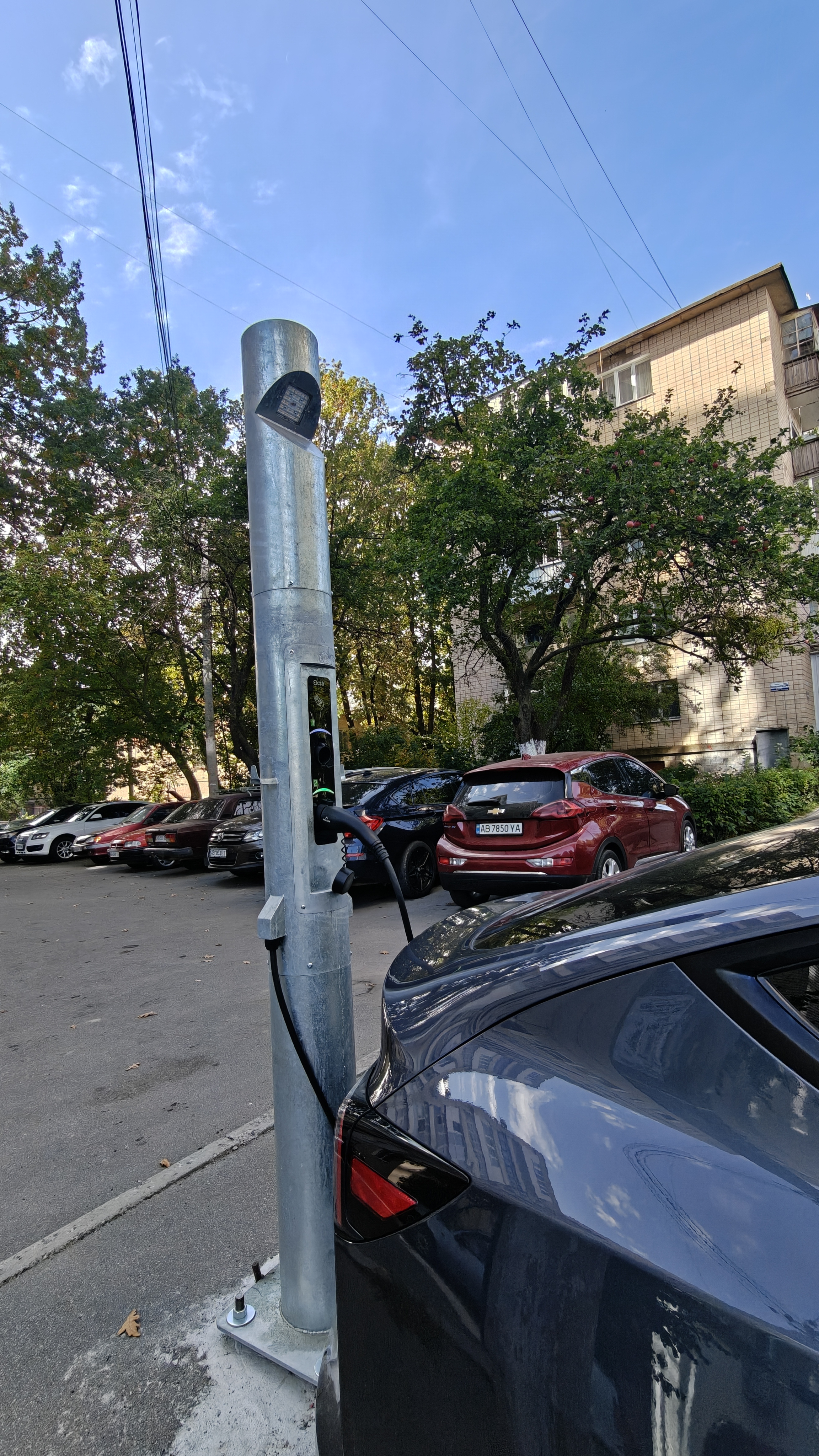 У дворах вінницьких багатоповерхівок встановили перші муніципальні електрозарядки