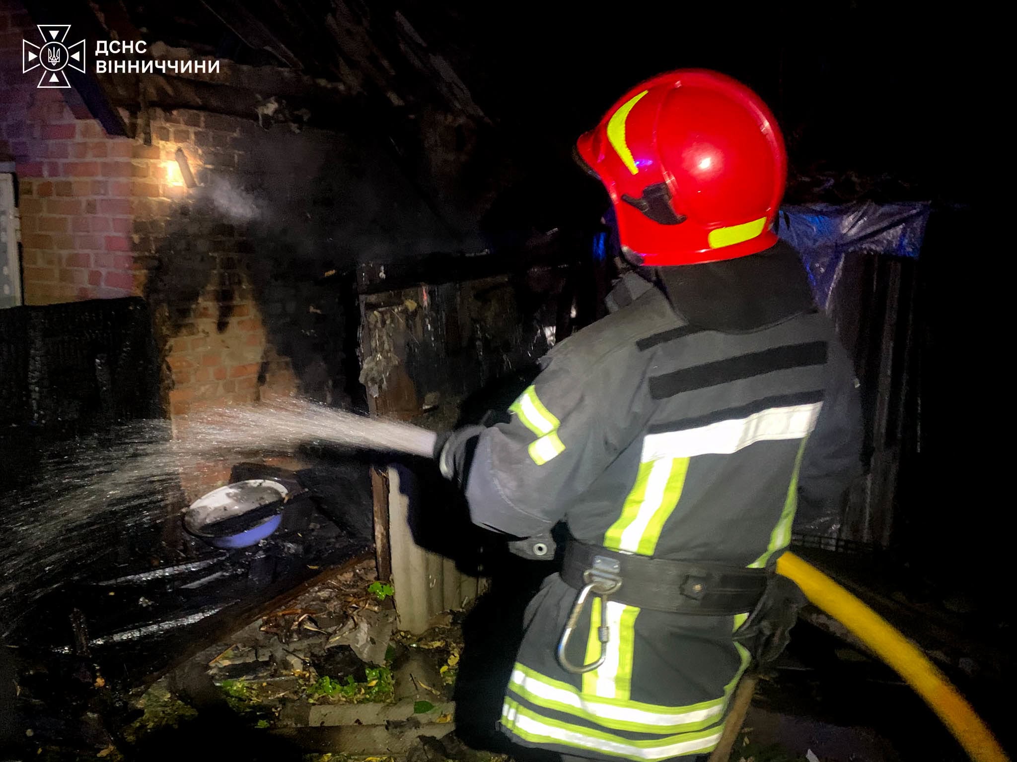 У Вінницьких Хуторах, намагаючись самотужки загасити пожежу, травмувався пенсіонер