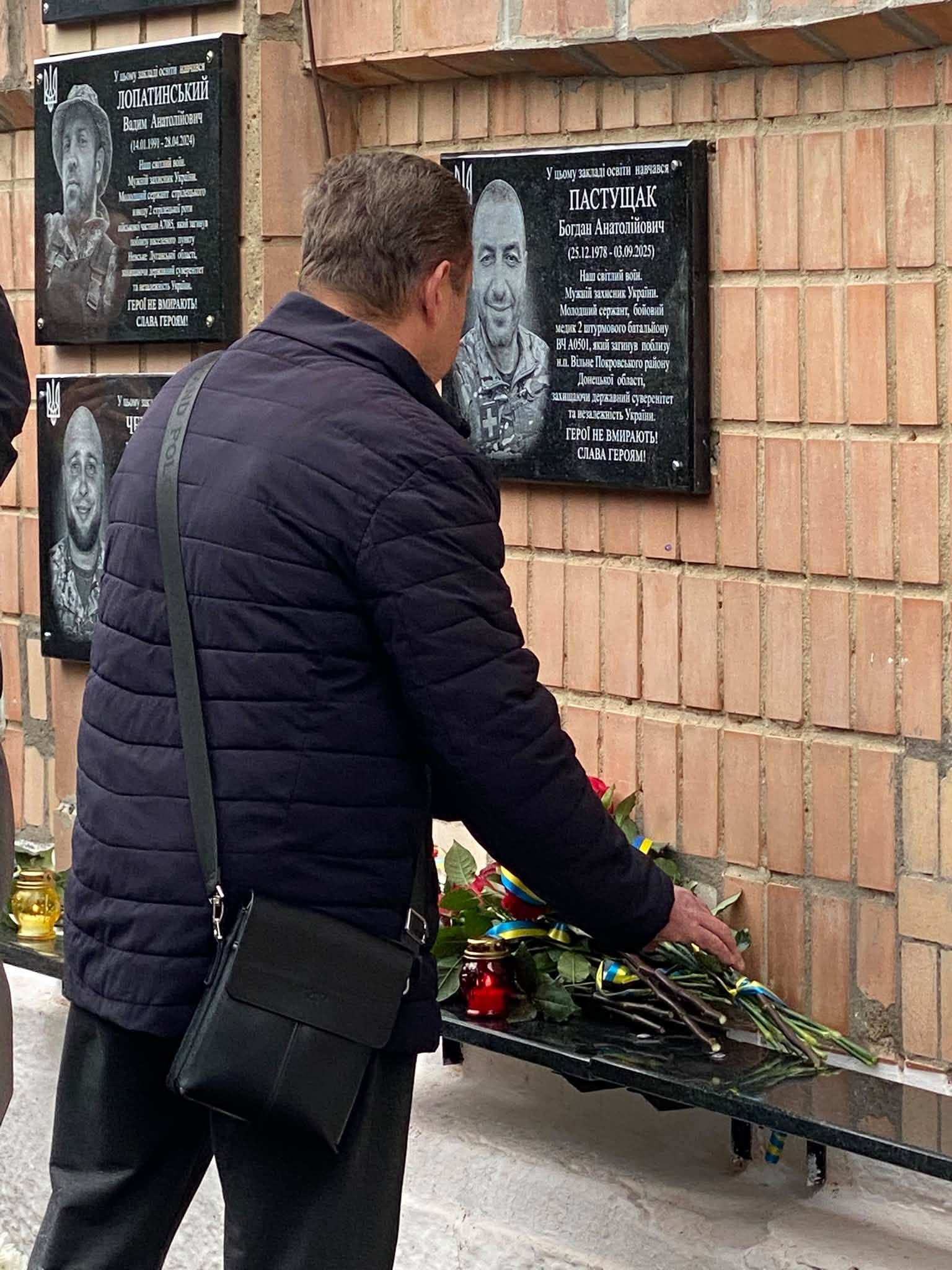 На честь бойового медика Богдана Пастущака у Могилеві-Подільському відкрили пам'ятну дошку