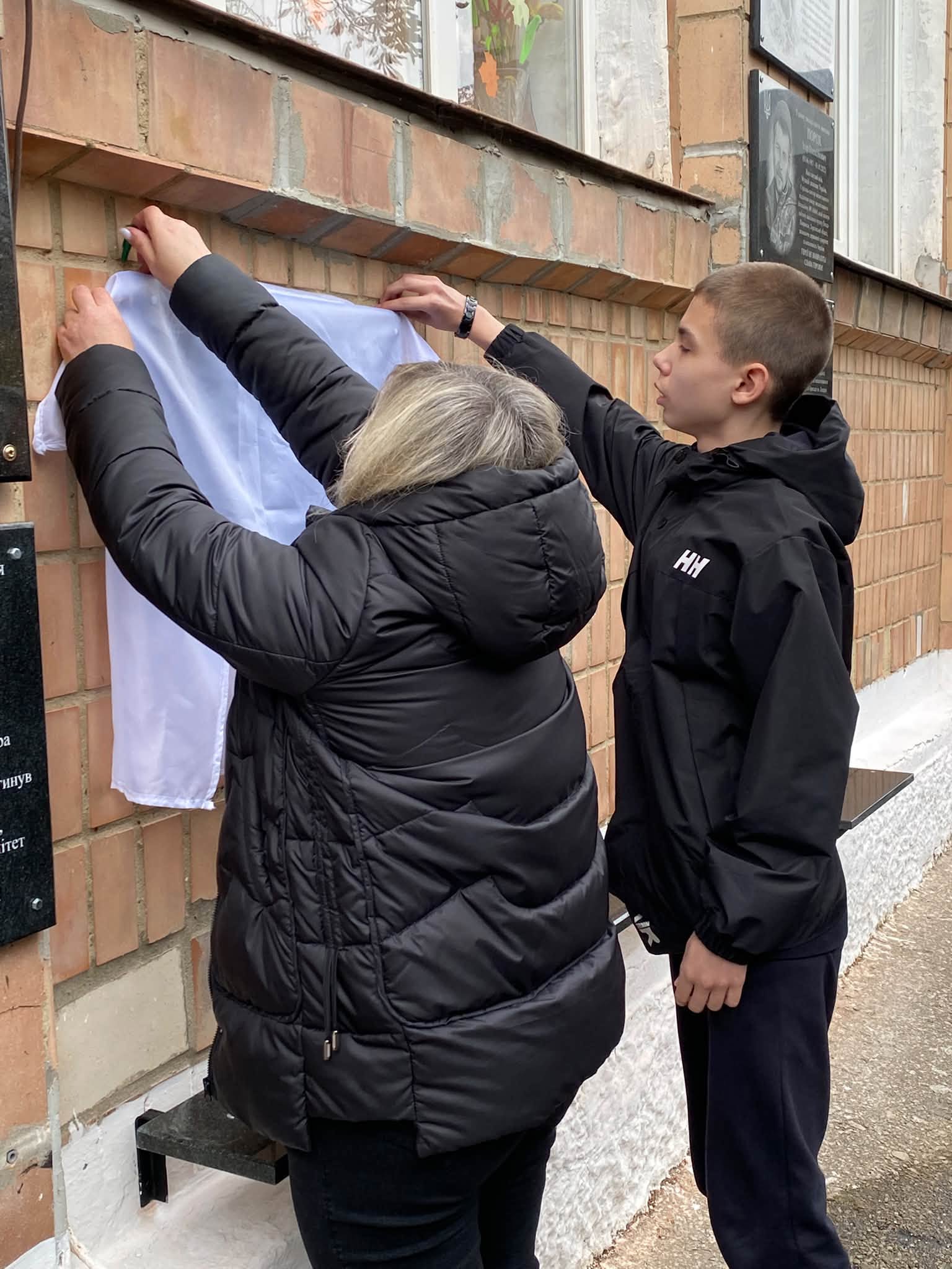 На честь бойового медика Богдана Пастущака у Могилеві-Подільському відкрили пам'ятну дошку