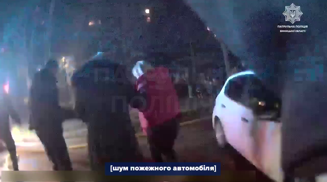 Вінницькі патрульні допомогли евакуювати мешканців з палаючої багатоповерхівки