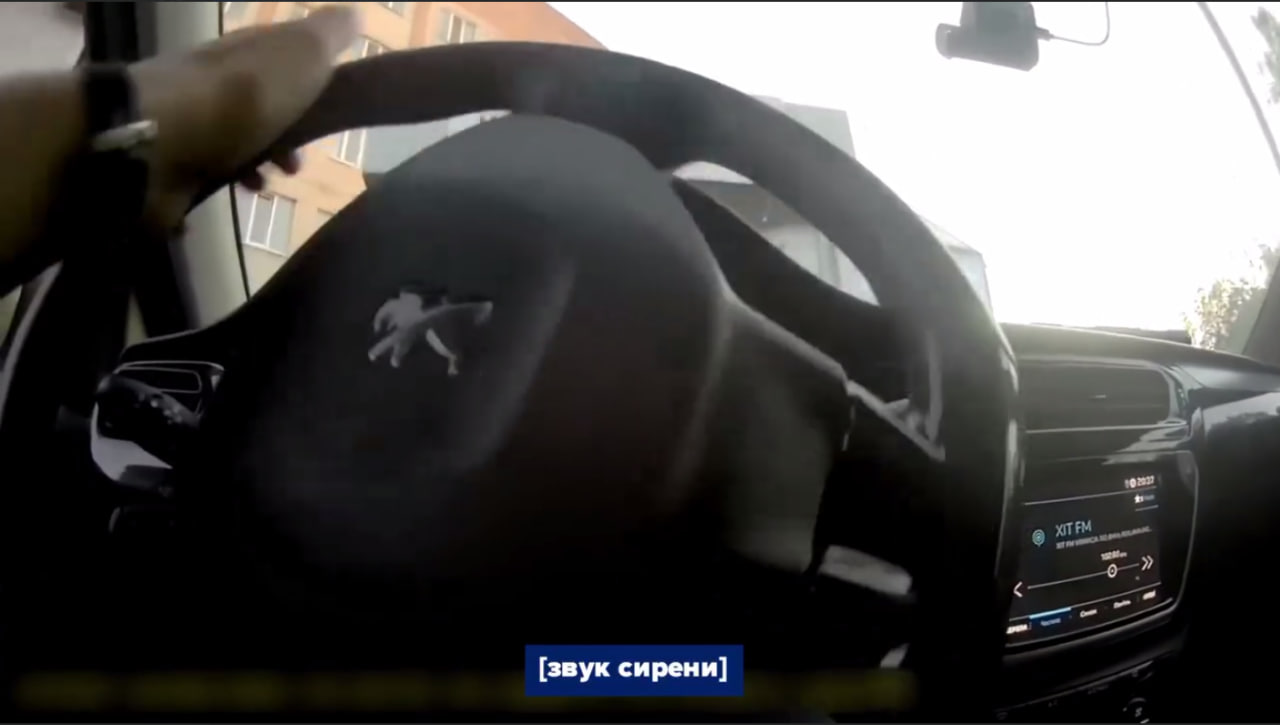 Вінницькі патрульні допомогли дістатися до лікарні автівці з дитиною, яку покусав собака