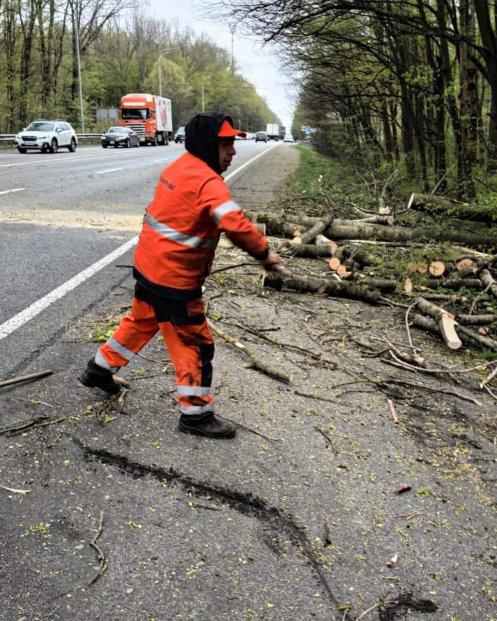 Вінницькі бійці ДСНС 93 рази виїжджали на ліквідацію наслідків буревію, що пройшовся областю