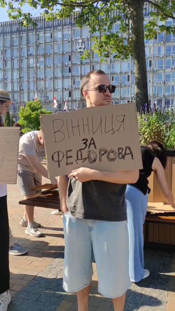 У Вінниці люди вийшли на акцію протесту проти відставки Михайла Федорова