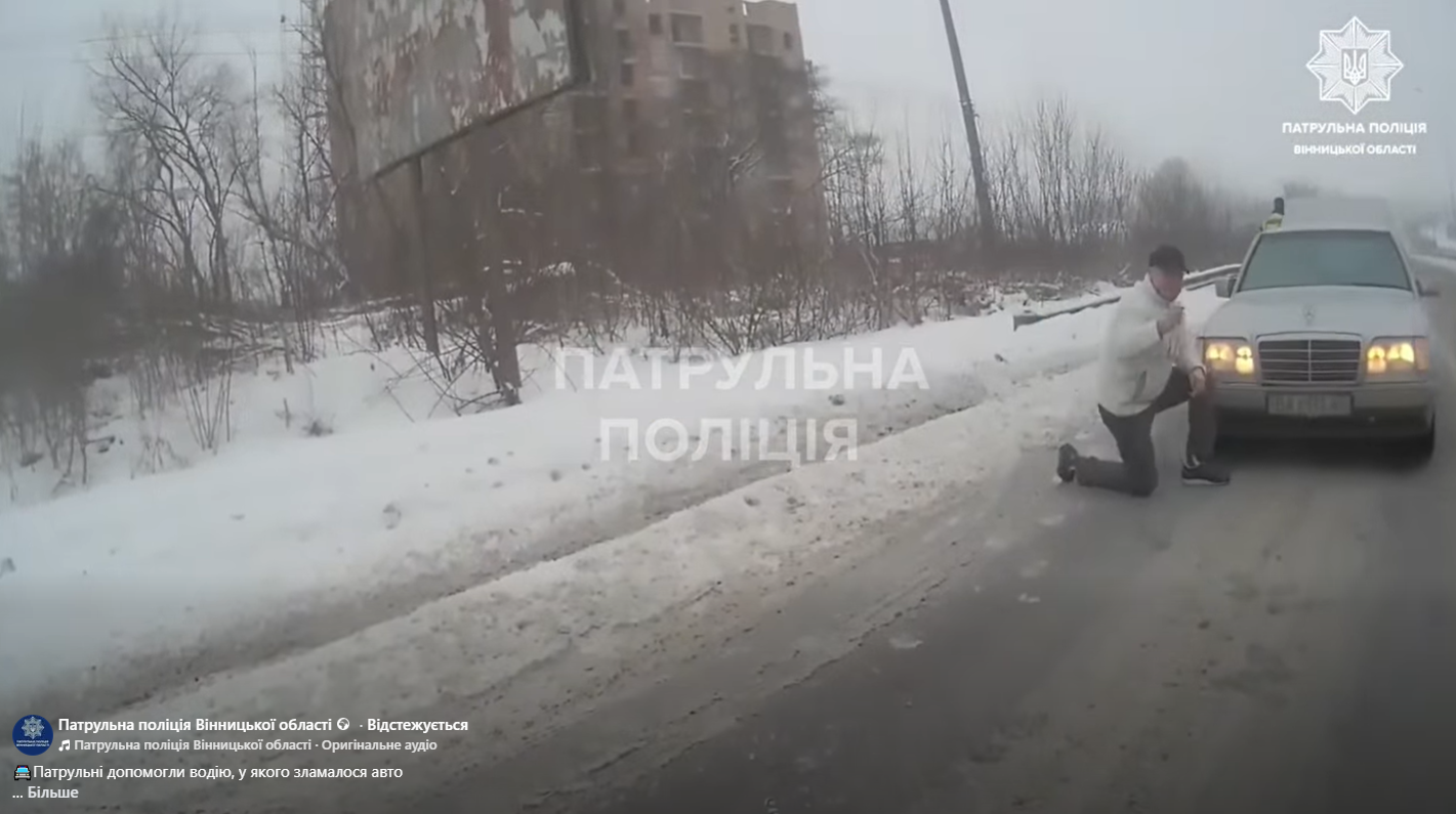 Вінницькі патрульні допомогли водію, у якого зламалося авто